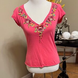 JWLA Love Is Love Pink Floral Embroidered V-Neck Tee Size S pre-owned.